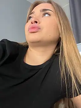 Snapshot of MilaRaven chatting on November 2025 07:33:02 AM MilaRaven online show from November 2025 07:33:02 AM