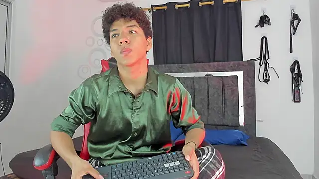 Snapshot of Maximiliano_Khalil chatting on November 2025 08:11:01 PM Maximiliano Khalil online show from November 2025 08:11:01 PM