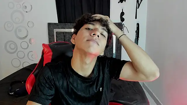 Snapshot of Maximiliano_Khalil chatting on November 2025 08:01:01 PM Maximiliano Khalil online show from November 2025 08:01:01 PM