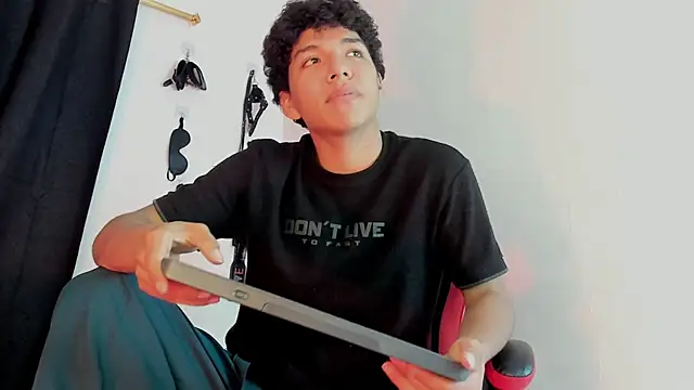 Snapshot of Maximiliano_Khalil chatting on December 2025 07:21:02 PM Maximiliano Khalil online show from December 2025 07:21:02 PM