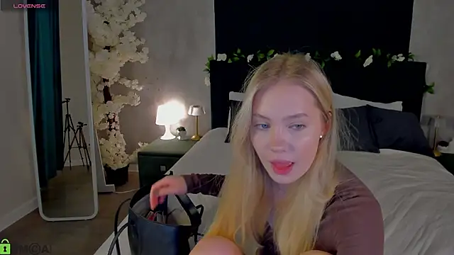 Snapshot of Melanie_Ryer chatting on November 2025 11:19:02 PM Melanie Ryer online show from November 2025 11:19:02 PM