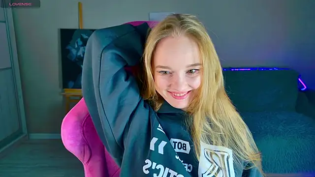 Snapshot of Shawty_Mia chatting on December 2025 02:14:02 PM Shawty Mia online show from December 2025 02:14:02 PM