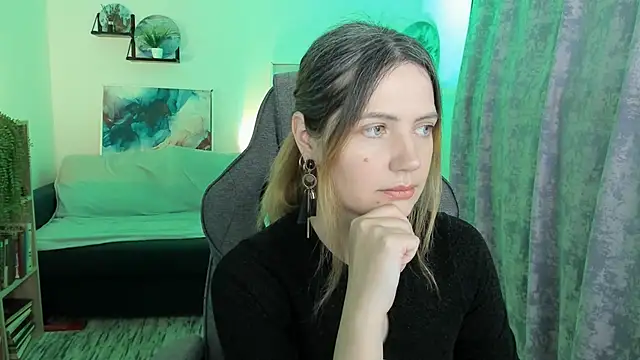 Snapshot of AleksaLaurent chatting on December 2025 09:26:02 AM AleksaLaurent online show from December 2025 09:26:02 AM