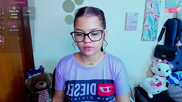 Snapshot of Emma_boo chatting on November 2025 04:44:01 PM Emma boo online show from November 2025 04:44:01 PM