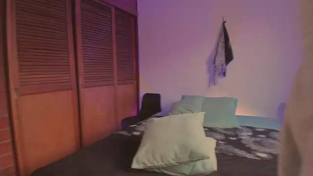 Snapshot of estmonnn chatting on December 2025 10:03:01 PM estmonnn online show from December 2025 10:03:01 PM