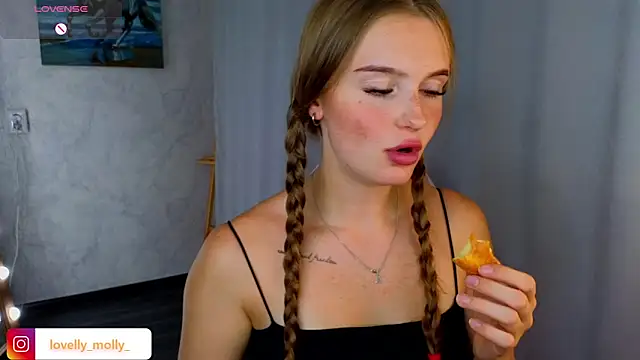 Snapshot of Lovelly_molly1 chatting on November 2025 02:51:01 PM Lovelly molly1 online show from November 2025 02:51:01 PM