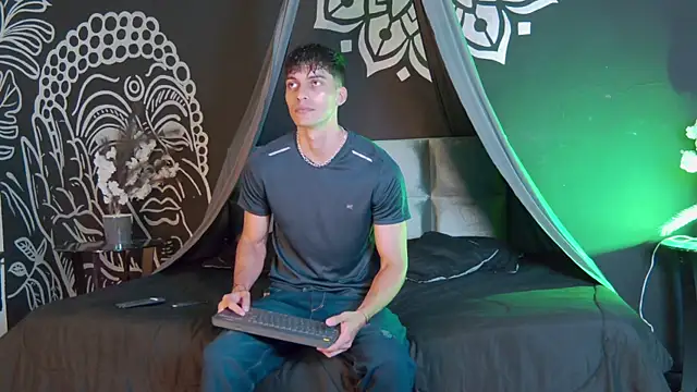 Snapshot of AlessioVitale chatting on November 2025 12:16:01 PM AlessioVitale online show from November 2025 12:16:01 PM