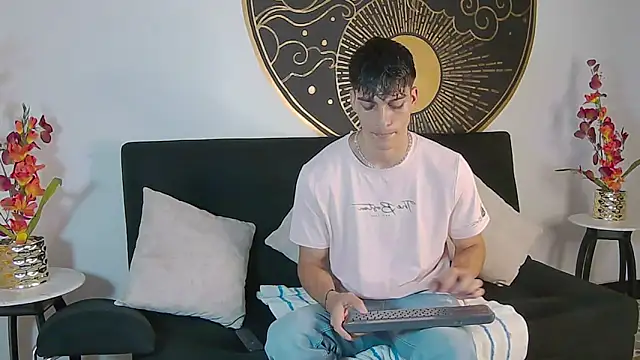 Snapshot of AlessioVitale chatting on November 2025 12:15:02 PM AlessioVitale online show from November 2025 12:15:02 PM