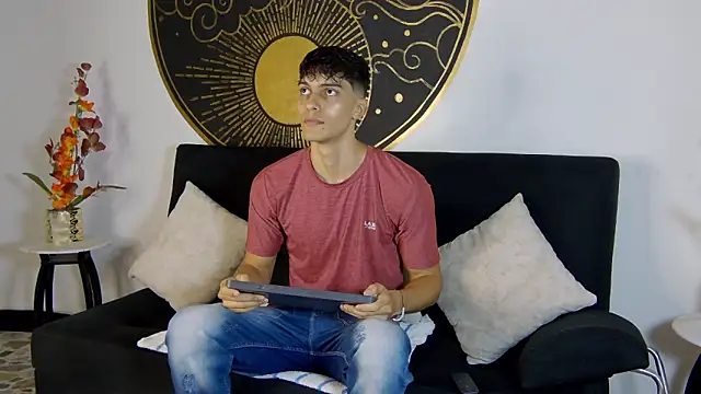 Snapshot of AlessioVitale chatting on November 2025 12:56:01 PM AlessioVitale online show from November 2025 12:56:01 PM