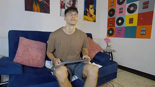 Snapshot of AlessioVitale chatting on November 2025 12:16:01 PM AlessioVitale online show from November 2025 12:16:01 PM