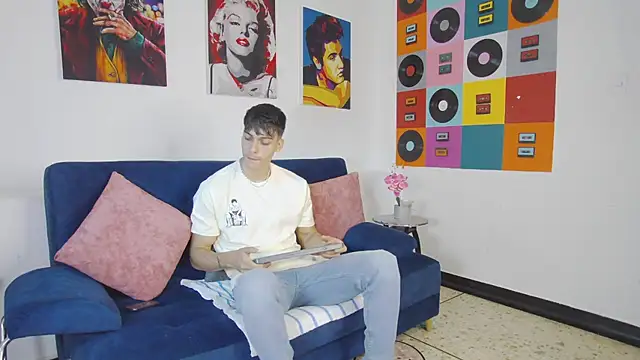 Snapshot of AlessioVitale chatting on November 2025 12:15:02 PM AlessioVitale online show from November 2025 12:15:02 PM