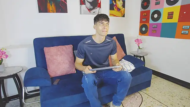 Snapshot of AlessioVitale chatting on November 2025 12:04:02 PM AlessioVitale online show from November 2025 12:04:02 PM