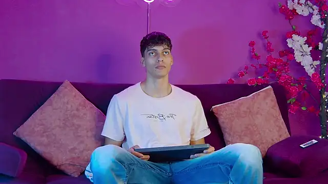 Snapshot of AlessioVitale chatting on November 2025 12:18:01 PM AlessioVitale online show from November 2025 12:18:01 PM