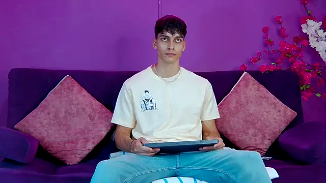 Snapshot of AlessioVitale chatting on November 2025 12:19:02 PM AlessioVitale online show from November 2025 12:19:02 PM