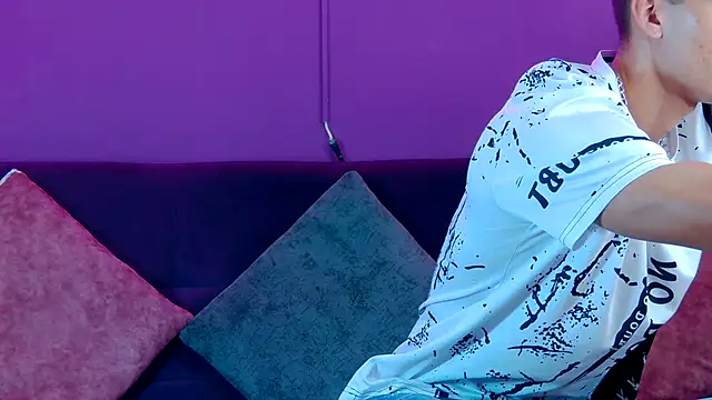 Snapshot of AlessioVitale chatting on November 2025 01:37:02 PM AlessioVitale online show from November 2025 01:37:02 PM