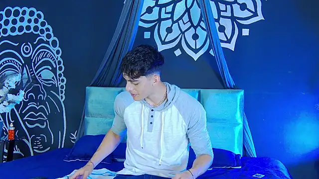 Snapshot of AlessioVitale chatting on December 2025 12:09:01 PM AlessioVitale online show from December 2025 12:09:01 PM