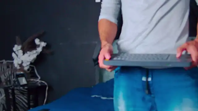 Snapshot of AlessioVitale chatting on December 2025 12:12:02 PM AlessioVitale online show from December 2025 12:12:02 PM