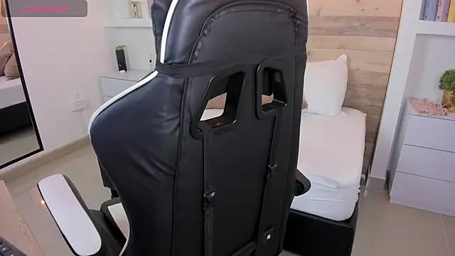 coral rosse  online show from December 2025 02:30:02 AM