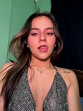 Snapshot of _Sweetlove_ chatting on December 2025 12:05:02 AM Sweetlove online show from December 2025 12:05:02 AM