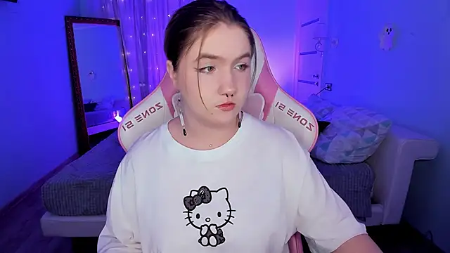 Snapshot of lovelyy_julia chatting on December 2025 08:30:02 AM lovelyy julia online show from December 2025 08:30:02 AM