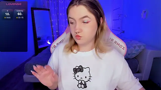 Snapshot of lovelyy_julia chatting on December 2025 08:23:01 AM lovelyy julia online show from December 2025 08:23:01 AM