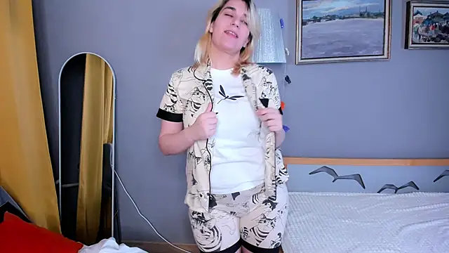 Snapshot of TideLunar chatting on December 2025 06:22:02 AM TideLunar online show from December 2025 06:22:02 AM