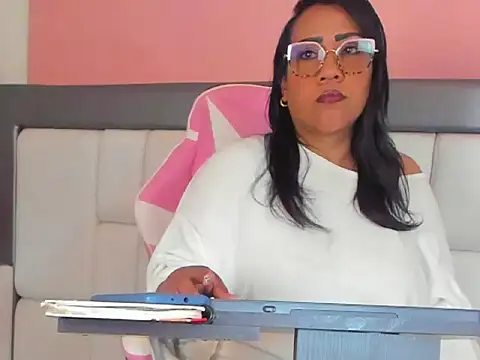 Snapshot of KarolWest_ chatting on December 2025 12:31:02 PM KarolWest online show from December 2025 12:31:02 PM