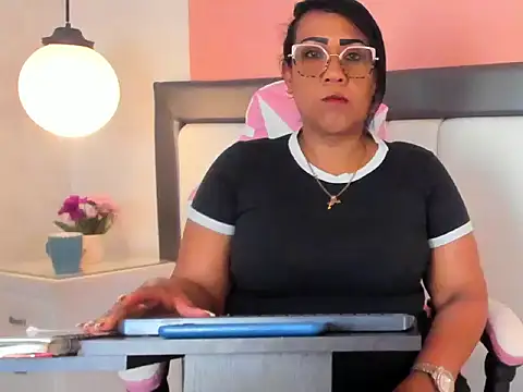 Snapshot of KarolWest_ chatting on December 2025 11:59:02 AM KarolWest online show from December 2025 11:59:02 AM