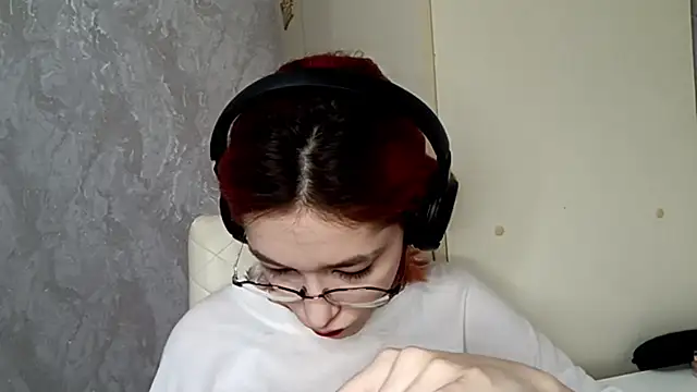 Snapshot of LinaWatter chatting on December 2025 11:52:02 AM LinaWatter online show from December 2025 11:52:02 AM