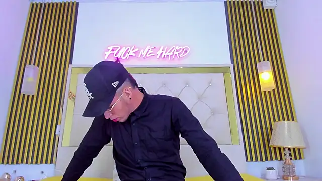 Snapshot of SteelAdonis_ chatting on December 2025 06:17:02 AM SteelAdonis online show from December 2025 06:17:02 AM