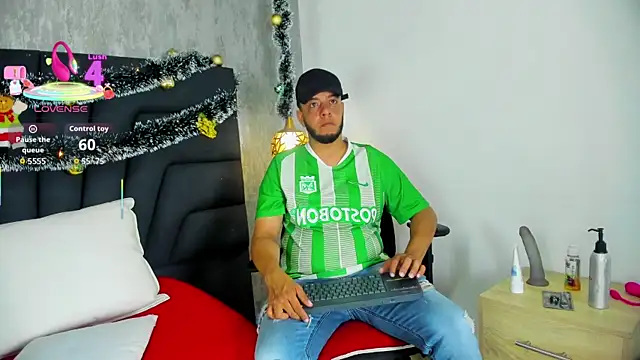 Snapshot of Spencer_LunaBigtits chatting on December 2025 05:52:02 PM Spencer LunaBigtits online show from December 2025 05:52:02 PM