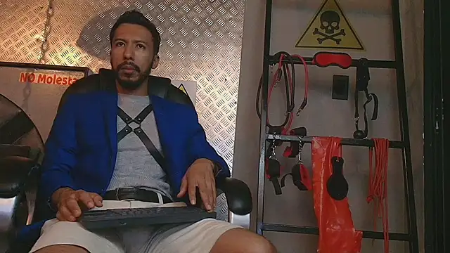 Snapshot of logan_mercer chatting on December 2025 03:37:02 AM logan mercer online show from December 2025 03:37:02 AM