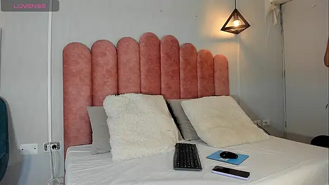 Snapshot of bella_jonnes_ chatting on December 2025 08:26:02 PM bella jonnes online show from December 2025 08:26:02 PM