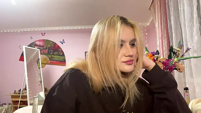 Snapshot of MelisaBloomy chatting on December 2025 02:11:01 PM MelisaBloomy online show from December 2025 02:11:01 PM