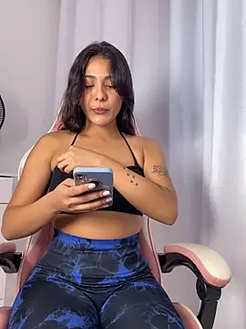 Snapshot of Laurapocah chatting on December 2025 07:42:01 PM Laurapocah online show from December 2025 07:42:01 PM