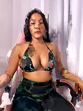 Snapshot of Laurapocah chatting on December 2025 06:59:01 PM Laurapocah online show from December 2025 06:59:01 PM