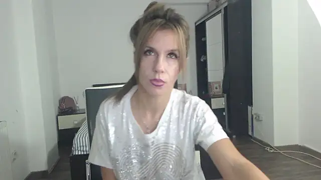 Snapshot of DedeSibel chatting on January 2025 10:13:02 AM DedeSibel online show from January 2025 10:13:02 AM