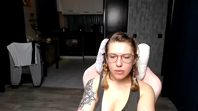 Reginasmilee online show from September 2025 01:09:02 AM