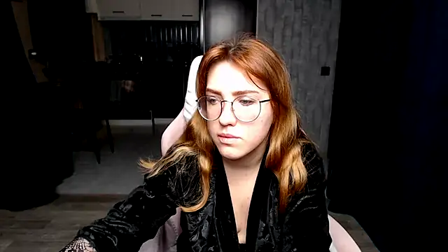 Reginasmilee online show from November 2025 01:52:02 AM