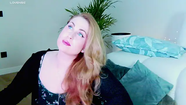 Snapshot of Sinful_Eyes chatting on November 2025 05:21:01 AM Sinful Eyes online show from November 2025 05:21:01 AM