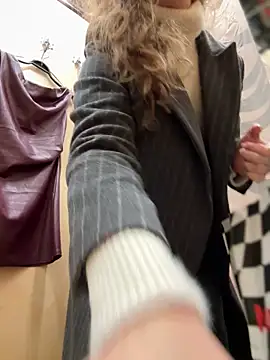 Snapshot of MariiD chatting on December 2025 09:14:01 AM MariiD online show from December 2025 09:14:01 AM