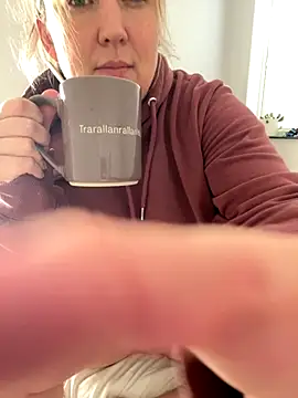 Snapshot of Anna_Alexa chatting on November 2025 01:00:01 PM Anna Alexa online show from November 2025 01:00:01 PM