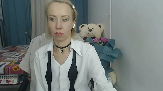LuxuryNika online show from December 2024 06:38:02 PM