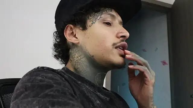 Snapshot of trieone chatting on October 2025 09:37:01 PM trieone online show from October 2025 09:37:01 PM