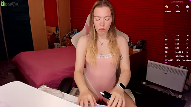 Snapshot of KinsleyHottie chatting on November 2025 08:27:02 PM KinsleyHottie online show from November 2025 08:27:02 PM