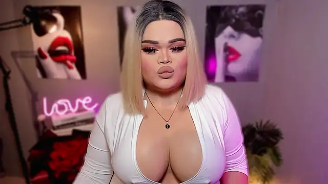 Snapshot of KarolinaThompson chatting on October 2025 05:56:01 PM KarolinaThompson online show from October 2025 05:56:01 PM