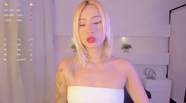 Snapshot of AshleyRoys chatting on December 2024 03:44:02 PM AshleyRoys online show from December 2024 03:44:02 PM