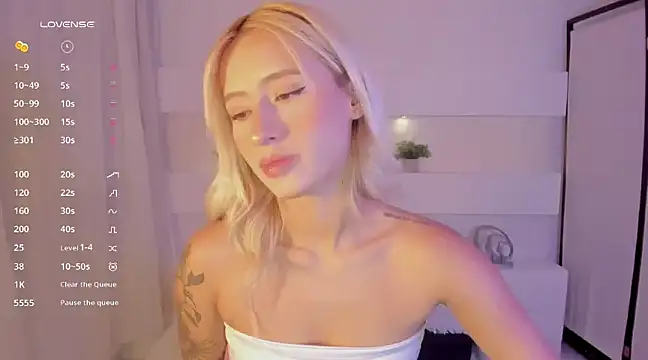 Snapshot of AshleyRoys chatting on February 2025 03:36:02 PM AshleyRoys online show from February 2025 03:36:02 PM