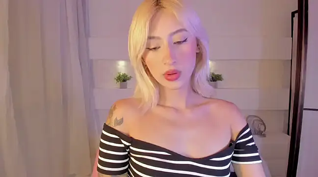 Snapshot of AshleyRoys chatting on February 2025 03:20:02 PM AshleyRoys online show from February 2025 03:20:02 PM