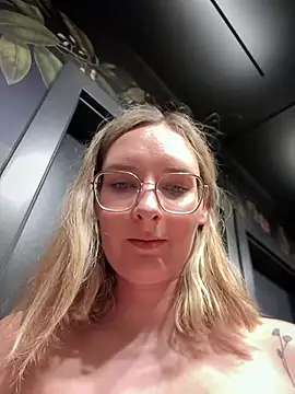 The Snowwhitee online show from March 2025 07:10:02 PM